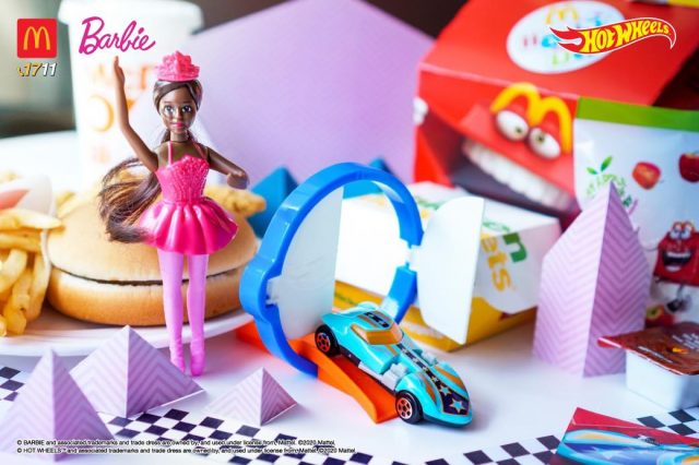 Mc-Happy-Meal-Barbie-และ-HotWheels-2-640x426