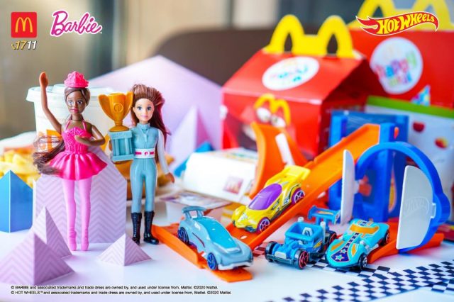 Mc-Happy-Meal-Barbie-และ-HotWheels-640x426